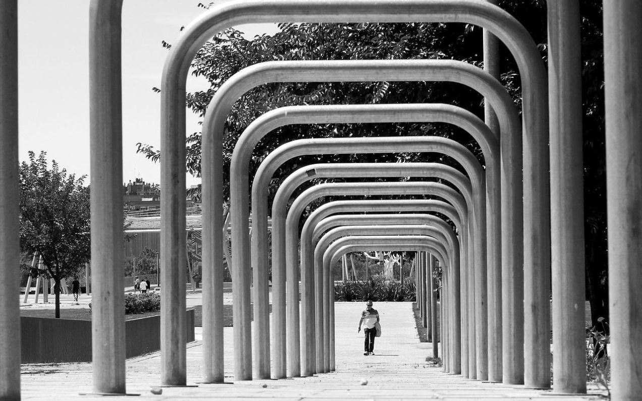 Imagen de plaza con arcos en perspectiva