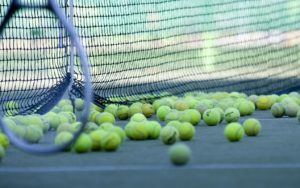 Pelotas de tenis sobre el suelo de la red