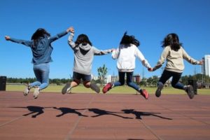 Adolescentes saltando juntas