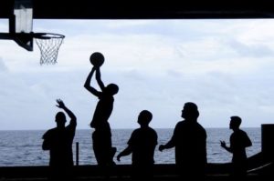 Adolescentes jugando al baloncesto