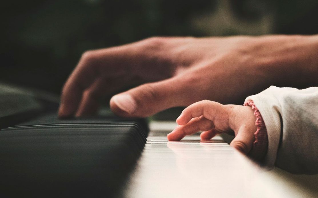 Hombre y bebé tocando el piano