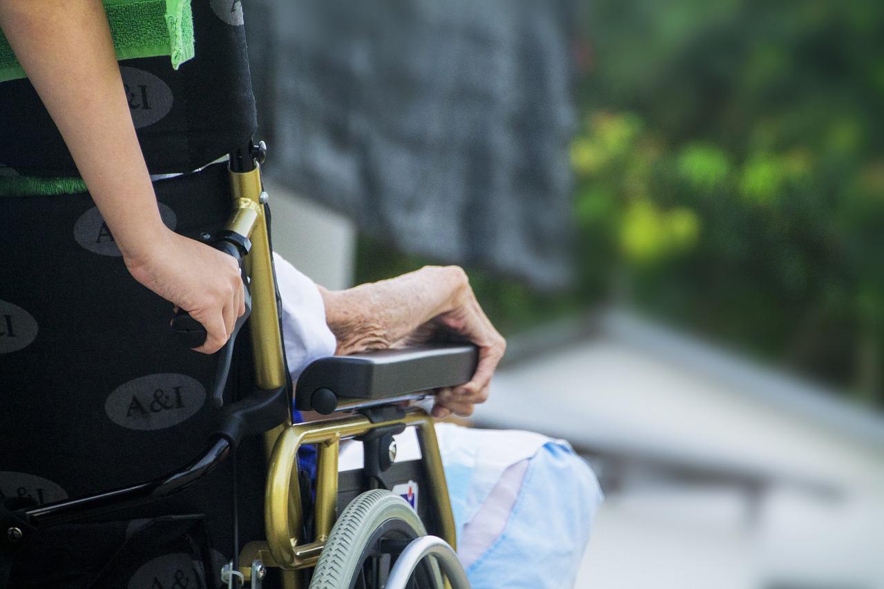 Imagen anciana en silla de ruedas
