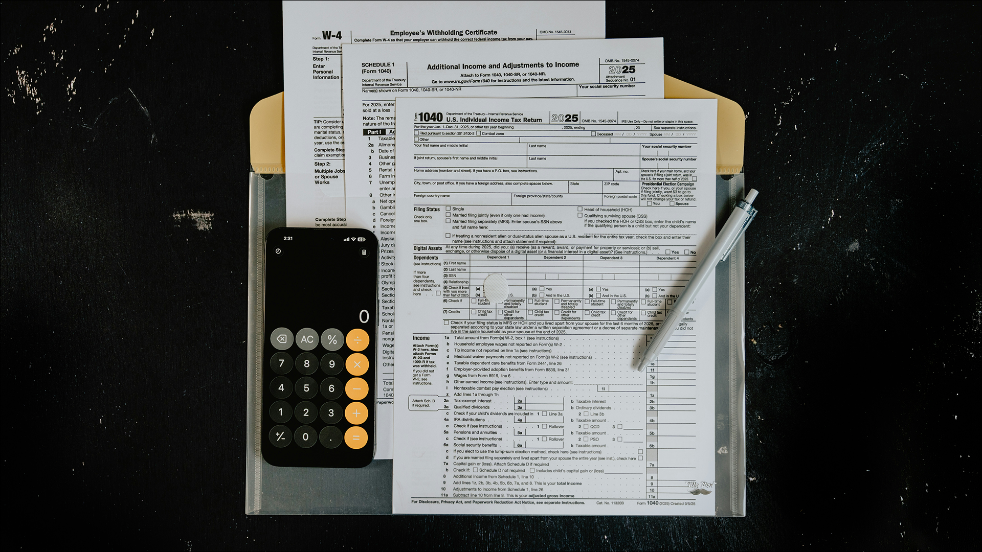 Formularios fiscales, calculadora y bolígrafo sobre un escritorio, relacionados con la gestión del IVA de una fundación.
