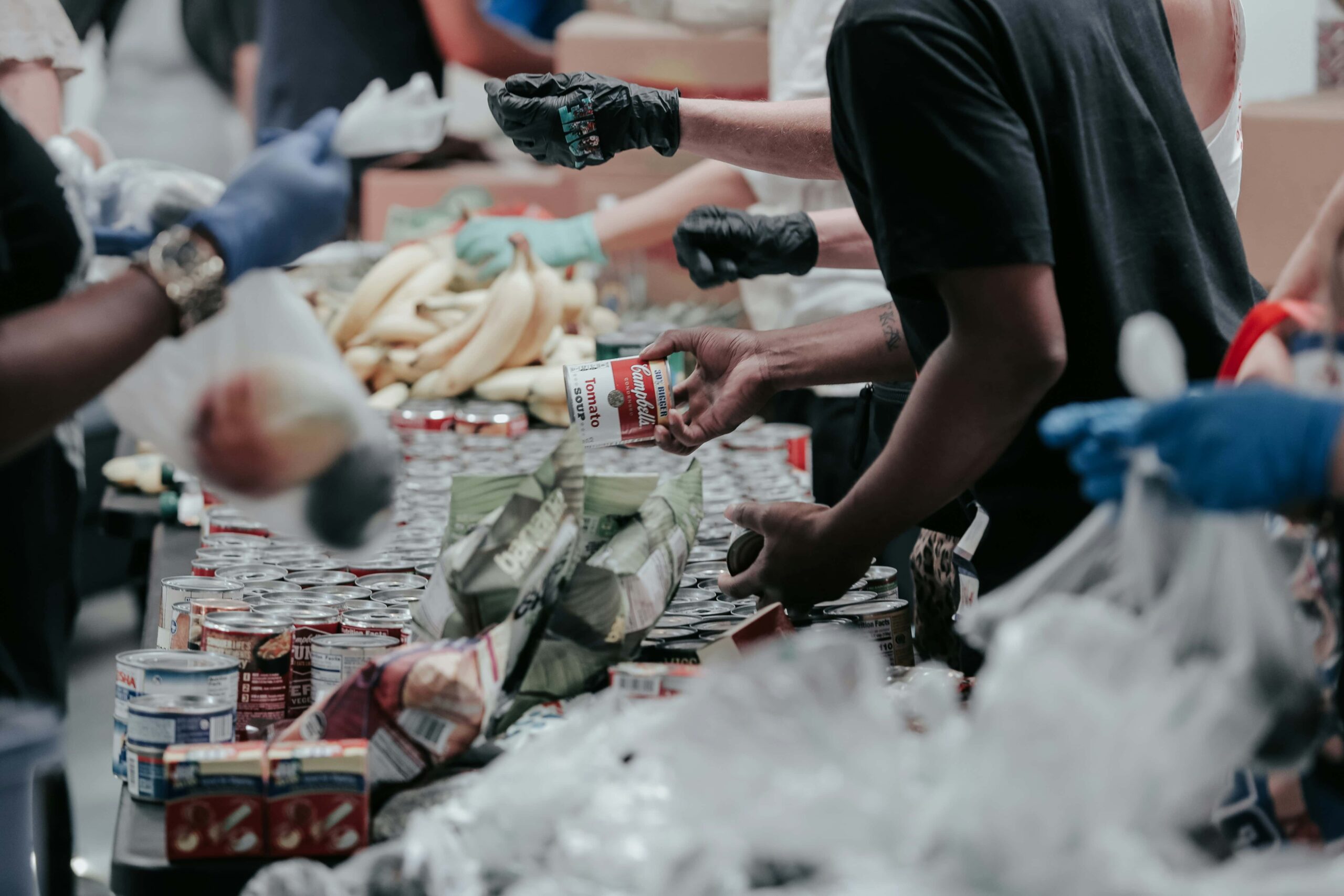 Voluntarios organizando alimentos donados para una iniciativa social, ejemplo de donaciones en especie.