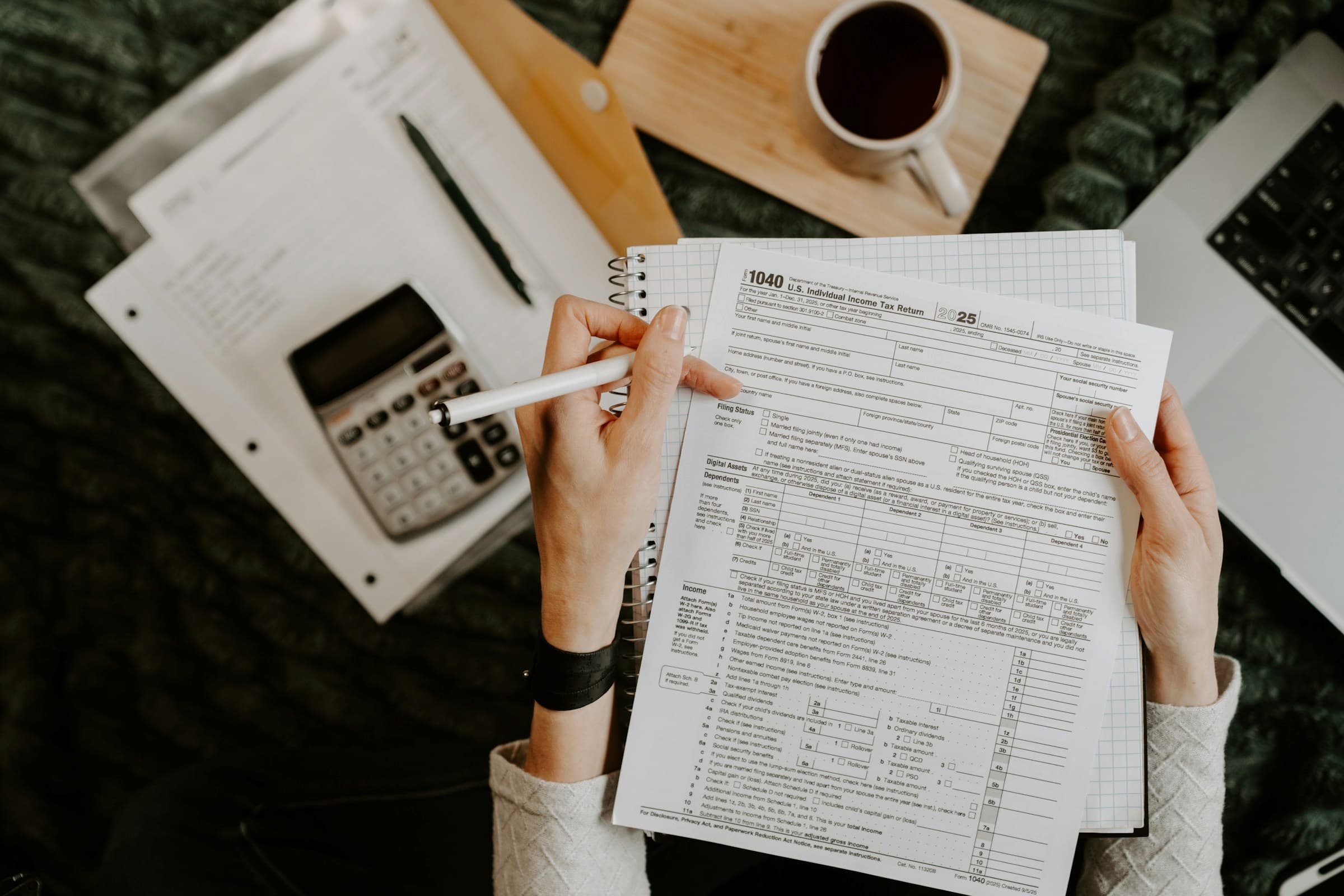 Formularios fiscales y calculadora sobre una mesa para representar la gestión tributaria de una fundación.